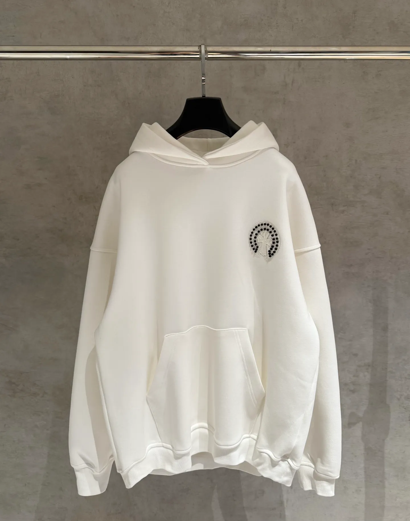 🅿️410 [Strict quality control] CH Croixin's new long-sleeved hooded sweatshirt. The fabric is made of heavy 480g double yarn fabric. Front and back embroidery➕beads. Ready-to-wear loose fit. The fabric is stiff and stylish. It does not deform or shrink. Color: black, white, floral gray. Size: M-2xl